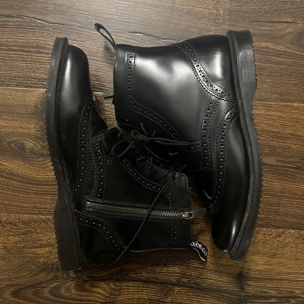 Rare Doc Marten Delphine size w11, EU 43
